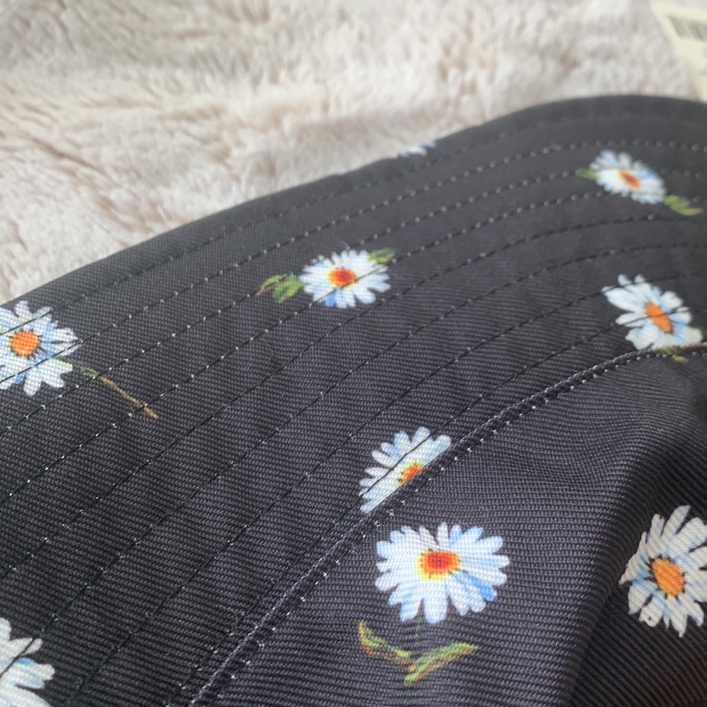 Alice + Olivia reversible daisy bucket hat - Picture 9 of 9